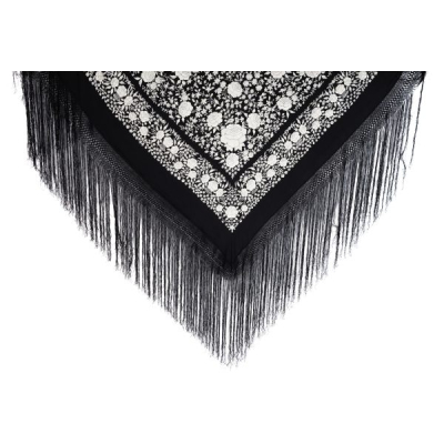 Mant&oacute;n de Manila en seda de tonalidad negra bordado a mano con decoraciones florales en blanco, s.XX.