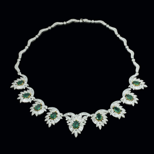 yGran collar de oro blanco de 18 K. formado por nueve bellas esmeraldas talla pera 