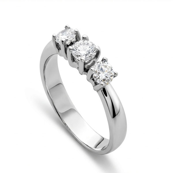 Sortija tresiilo en oro blanco con 3 dimantes talla brillante con un peso total de 0,65 cts. aprox.