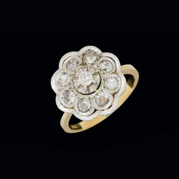 Anillo de oro amarillo de 18 K. con vistas de platino y rosetón de diamantes con un peso total de 1,35 cts.  Circa 1930.