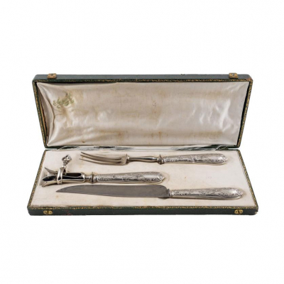 Sofisticado juego de cubiertos trincheros de plata francesa, punzonada, ley 950. Francia, circa 1900.