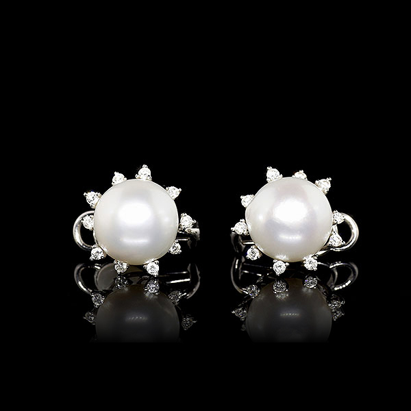 Pareja de pendientes de oro blanco con perlas australianas y brillantes. 