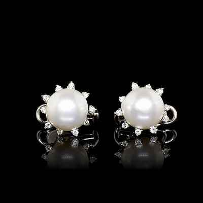 Pareja de pendientes de oro blanco con perlas australianas y brillantes. 