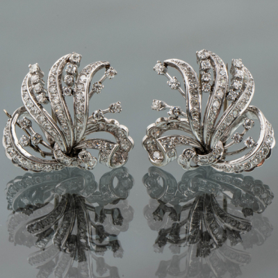 Conjunto de dos broches en forma de lazo en oro blanco de 18kt con brillantes.