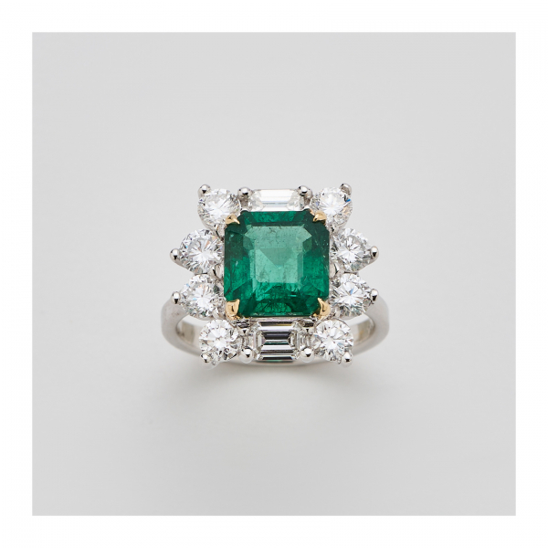 Sortija rosetón en oro blanco con esmeralda de Zambia talla octogonal orlada por diamantes talla brillante y baguette.