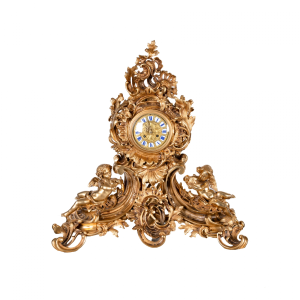 Reloj de sobremesa estilo Luis XV en bronce dorado con decoraci&oacute;n floral y puttis, s.XIX.