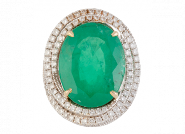Sortija con esmeralda oval de 11,50 ct aprox. En montura de oro blanco de 18K.