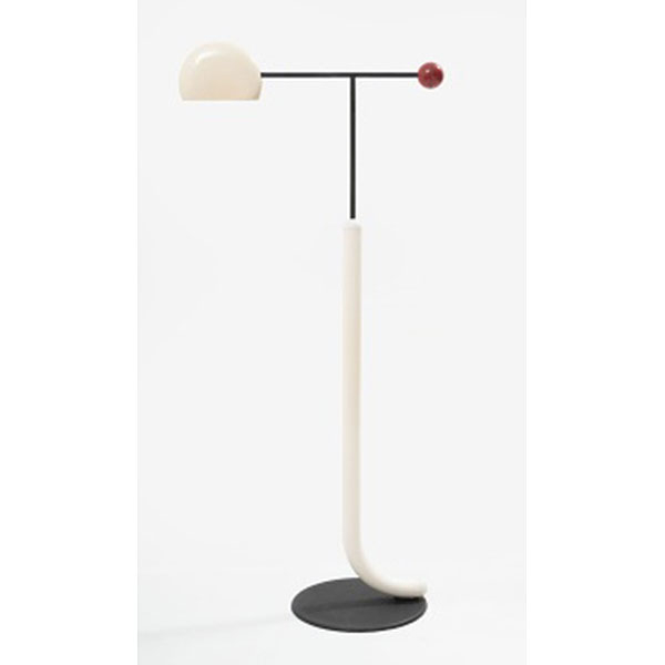 Lámpara de pie diseñada por Toshiyuki Kita y fabricada por Luci, en metal lacado blanco y negro con base en hierro. Italia. Época: Años 70