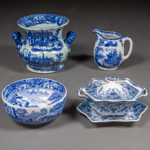 Conjunto de cuatro piezas en porcelana inglesa Victoria Ware Ironstone, Royal Dulton, Copelan England & F´Sons.