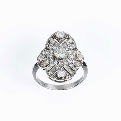 Bella sortija lanzadera art-decó en platino cuajada de limpios y blancos diamantes, talla brillante y 8/8.