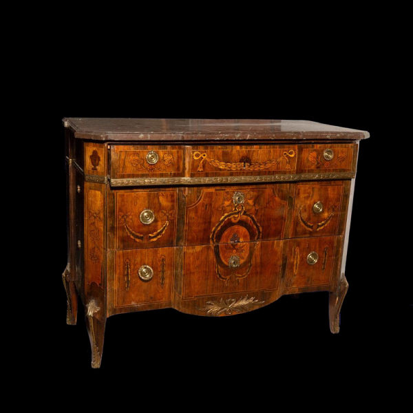 Importante Cómoda Carlos IV, Nápoles o Mallorca, Siglo XVIII.    Madera noble con marquetería y bronces dorados.