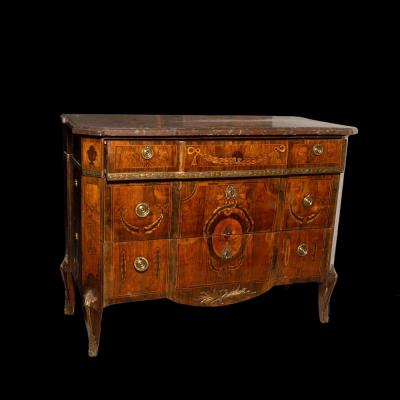 Importante C&oacute;moda Carlos IV, N&aacute;poles o Mallorca, Siglo XVIII.    Madera noble con marqueter&iacute;a y bronces dorados.