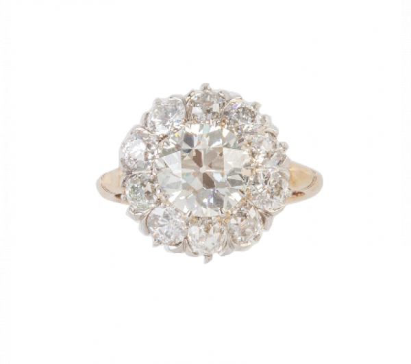 Sortija rosetón de brillantes de talla antigua, con brillante central de 2 ct aprox.   En oro amarillo de 18K con vistas de platino.