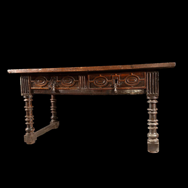 Mesa de dos cajones en nogal. Siglo XVI. 