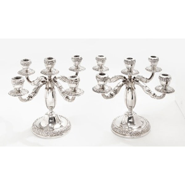 Pareja de candelabros en plata de 5 brazos con decoración vegetal y flores. Estilo Luis XVI. Marcas de platero. S. XX