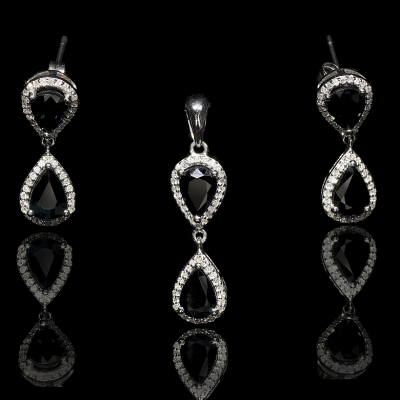 Conjunto de pendientes y colgante en oro blanco 18K con zafiros y diamantes.  