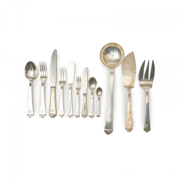 Cubertería en plata española punzonada para doce comensales, s.XX. 110 piezas.