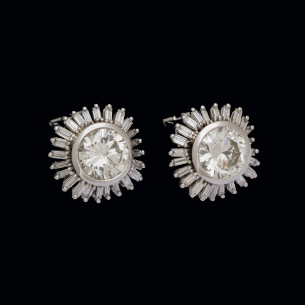 Pendientes de oro blanco de 18 K. con diamantes de 3,05 y 3,02 cts. orlados por diamantes talla baguette (2,64 cts.). Cierre omega.