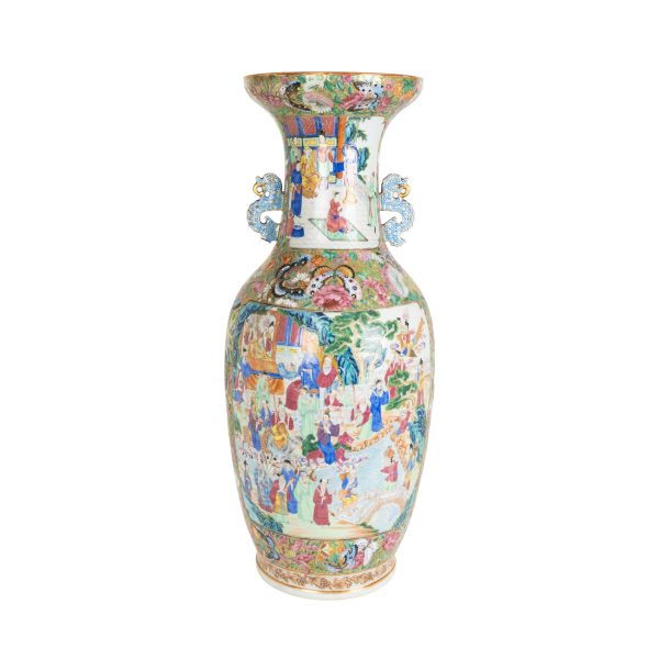 Jarr&oacute;n en porcelana china Familia Rosa con deoraciones esmaltadas de motivos palaciegos en cartelas y motivos florales y de mariposas, s.XX.