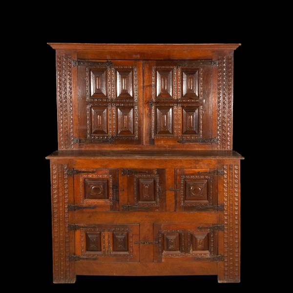 Aparador de dos cuerpos en madera de nogal y castaño. Escuela Española del siglo XVI.