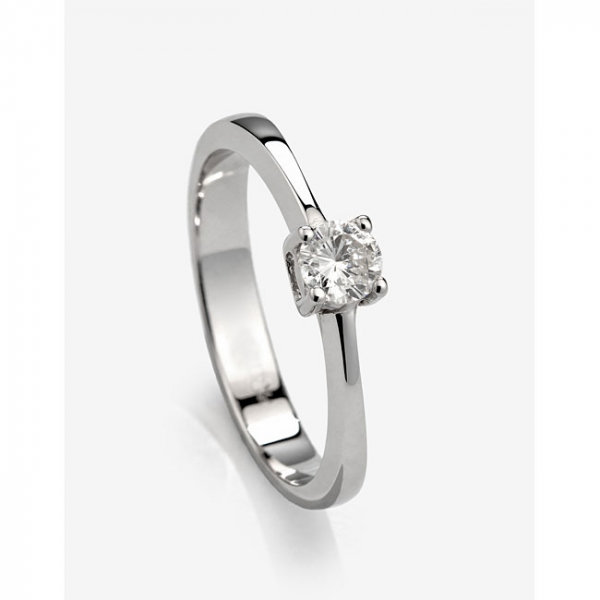 Sortija solitario en oro blanco y diamante talla brillante central con un peso total de 0,27 cts. aprox. Peso: 3 grs.