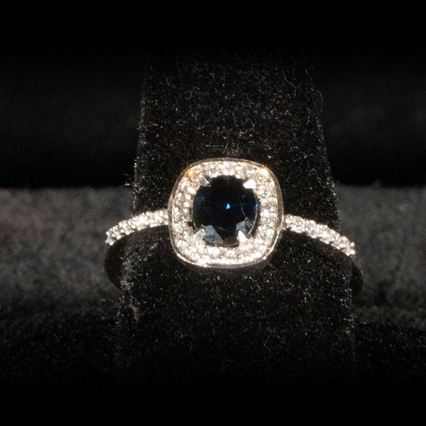 Broche oro bicolor de 18 k ornamentado con 24 diamantes talla roca antigua y cuatro diamantes talla brillante y perla cultivada.