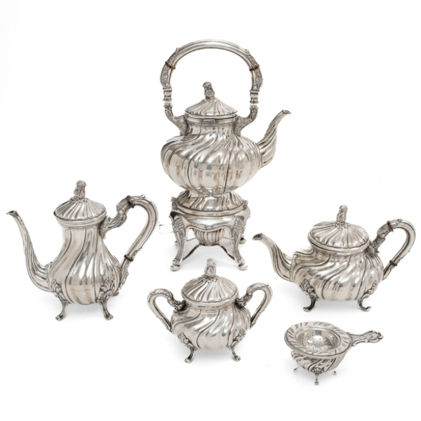 Conjunto de cafetera, Tetera, azucarero, colador y samovar en plata española y punzonada del siglo XX.