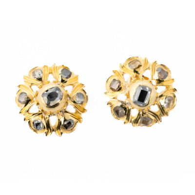 Pendientes antiguos en oro amarillo (probablemente 22 K) con motivo en rosetón de limpios y blancos diamantes, con centro talla &#039;briquet&#039;, en chatón