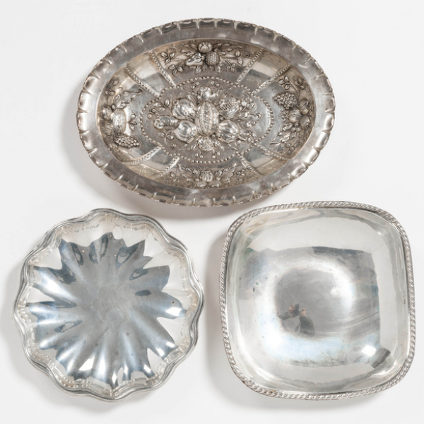 Conjunto de dos paneras y una bandeja en plata espa&ntilde;ola y punzonada del siglo XX.