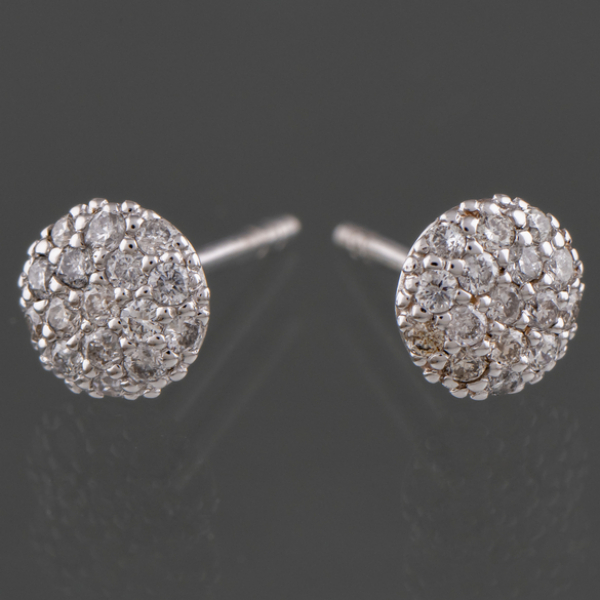 Pareja de pendientes montados en oro blanco de 18kt orlados y cuajados de brillantes.