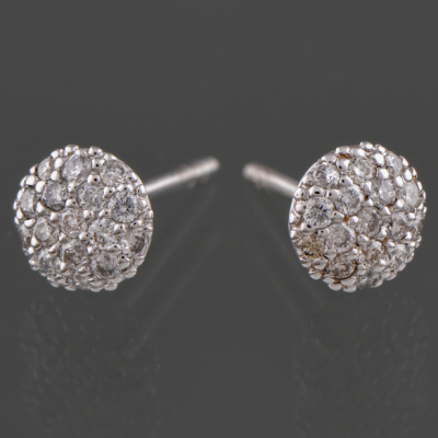Pareja de pendientes montados en oro blanco de 18kt orlados y cuajados de brillantes.