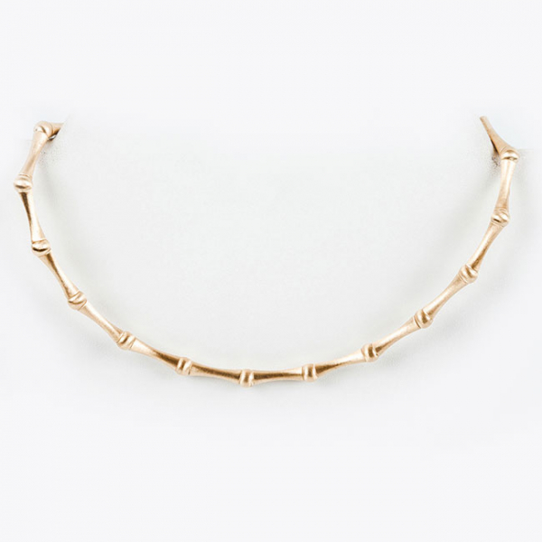 Collar gargantilla de alta joyería en oro amarillo 18 K, con forma de bambú articulado y acabado matizado.