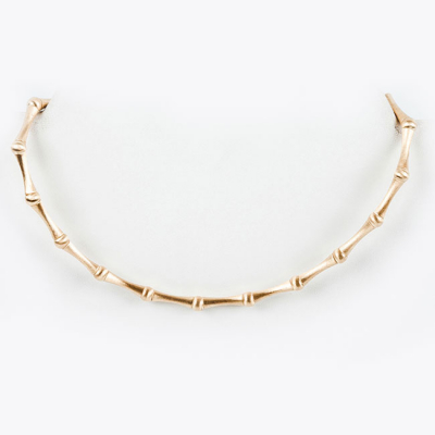 Collar gargantilla de alta joyer&iacute;a en oro amarillo 18 K, con forma de bamb&uacute; articulado y acabado matizado.