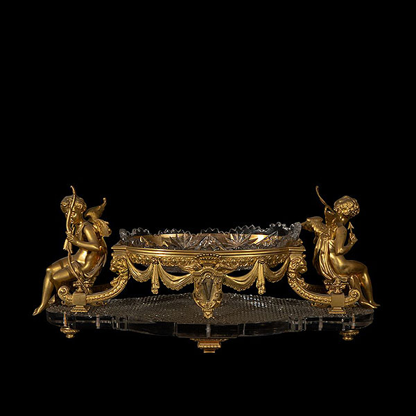 Centro de Mesa en Bronce dorado y cristal de Baccarat, firmado THOMIRE A PARIS, en bronce, siglo XIX, 60 x 25 x 21 cm.