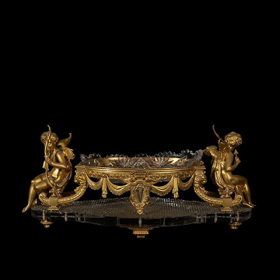 Centro de Mesa en Bronce dorado y cristal de Baccarat, firmado THOMIRE A PARIS, en bronce, siglo XIX, 60 x 25 x 21 cm.