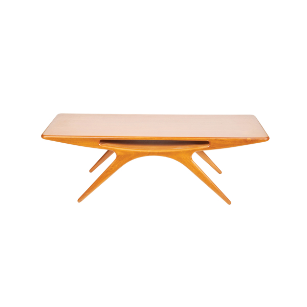 Johannes Andersen para la manufactura Silkeborg Mobelfabrik. Mesa de centro modelo «Smilet» en madera de teca tallada, c.1957.