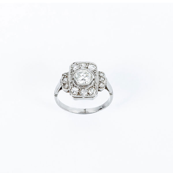 Bello anillo de época, art-decó, en oro blanco, con un limpio y blanco diamante central, talla brillante