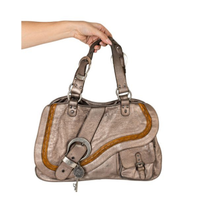 DIOR. &Eacute;poca JOHN GALLIANO. Bolso modelo &laquo;Gaucho Saddle&raquo; en piel de tonalidad metalizada 