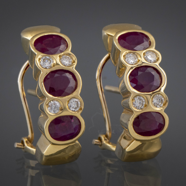 Pareja de pendientes en oro amarillo de 18kt con brillantes y rubíes.