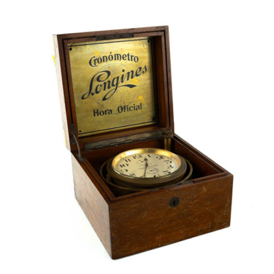 Reloj cronómetro marino antiguo LONGINES en caja de 9,5 cm y suspensión cardan de bronce ó latón, montadas en caja de madera con cerradura (sin su llave).
