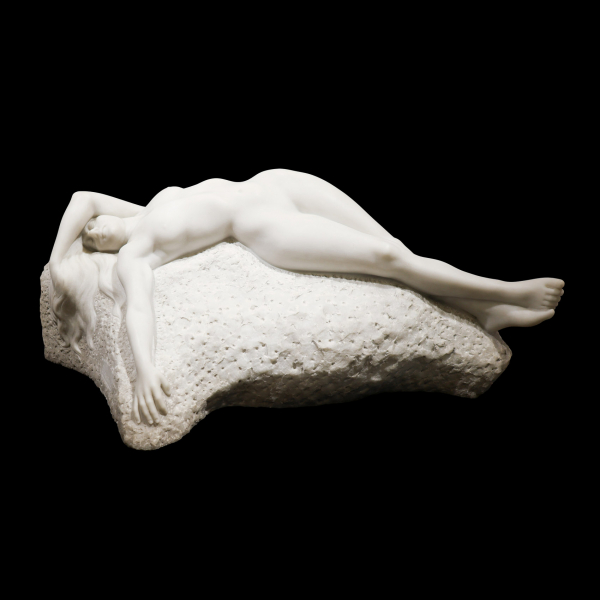 Enric Clarasó Daudí (Sant Feliu del Racó, 1857-Barcelona, 1941)  El repós.  Escultura en mármol blanco tallado. Firmada.