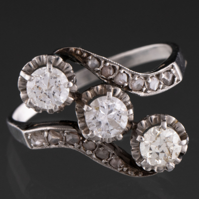 Antigua sortija Tú y Yo en oro blanco de 18 kt con tres brillantes de 0,20 qt. Cada uno.