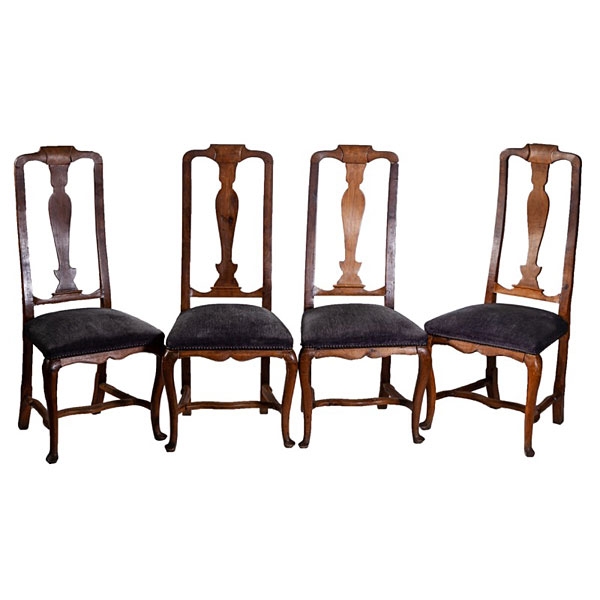 Cuatro sillas españolas de nogal