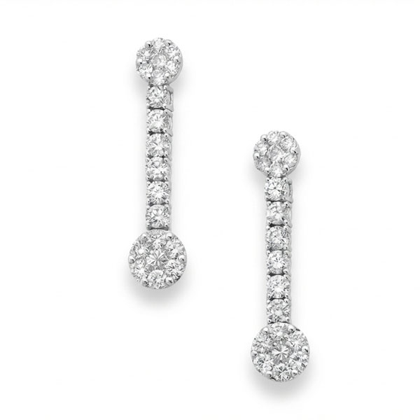 Pendientes largos en oro blanco con diamantes talla brillante con un peso total de 3,5 cts. aprox.