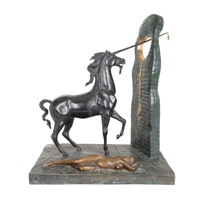Salvador Dal&iacute; (Figueres, Girona, 1904-1989)  L&rsquo;Unicorne, 1977.  Escultura en bronce patinado y dorado. Firmada y numerada 324/350.