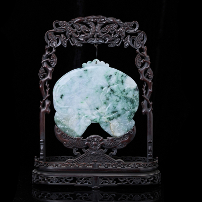 Panel de madera y jade&iacute;ta "Elefante y prosperidad", dinast&iacute;a Qing. 