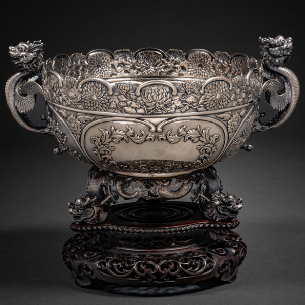 Centro en plata china con decoración de dragones y elementos florales h. 1880-1925.  Shangai- Luen Wo (1880-1925). 