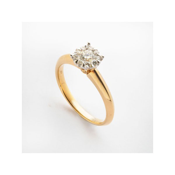 Solitario en oro amarillo con diamante talla brillante central y orla de diamantes talla brillante con un peso total de 0,75 cts. aprox.