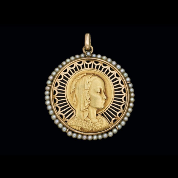 Medalla de oro amarillo de 18 K. Francia, Art Nouveau, con efigie de la Virgen y orla de perlas cultivadas.