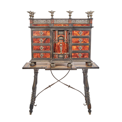 Bargueño estilo napolitano en madera de nogal y plaqué en símil carey, ppios. del s.XX. 